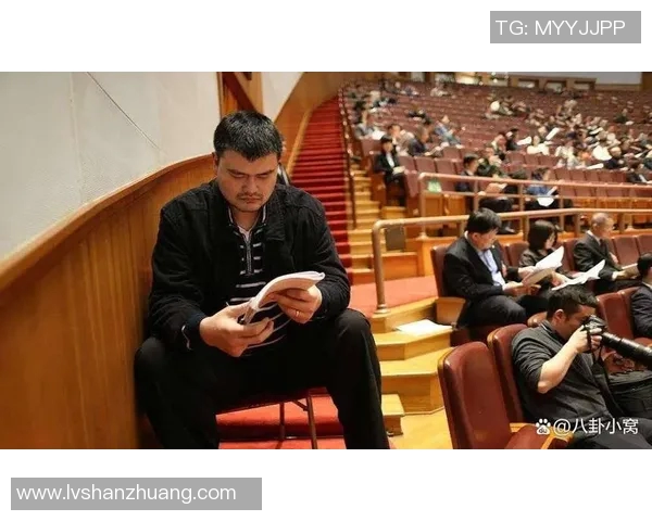 姚明女儿出行引关注与众不同的时尚风格和亲子互动瞬间尽显温馨魅力