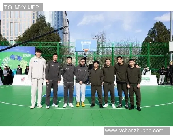 姚明亲临东单引发热潮粉丝争相合影留念展现篮球魅力