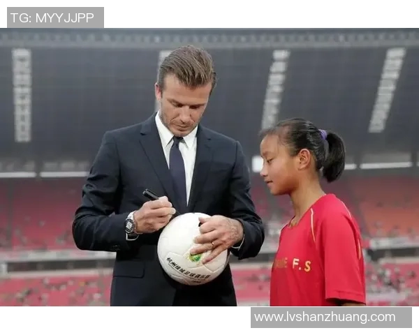 藏族女孩与足球明星的梦幻交汇展现青春活力与民族魅力