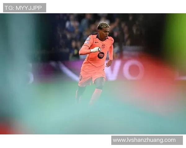 足球明星黄牌合影瞬间回顾展现赛场激情与友谊的珍贵时刻