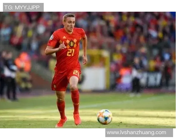 哪个足球明星在场上撩头发引发粉丝热议你猜到了吗