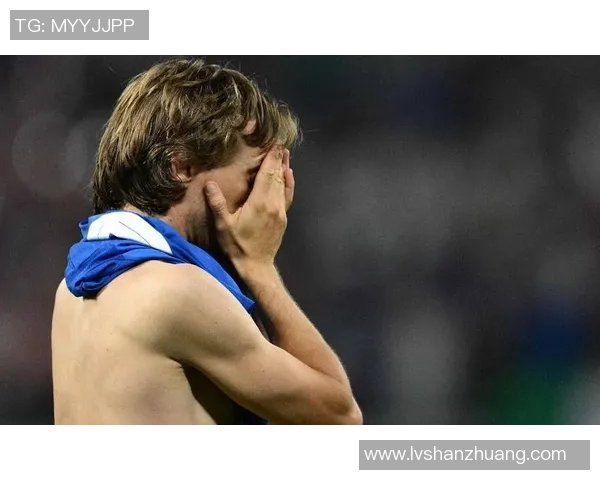 外国足球明星因感人时刻泪洒赛场背后故事引发全球关注与共鸣