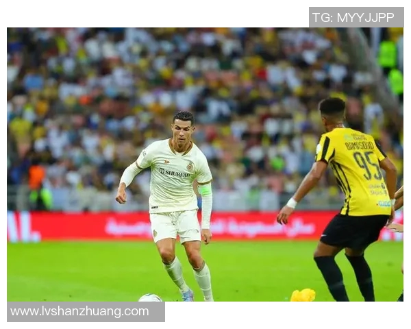 足球巨星C罗精彩瞬间回顾展现无与伦比的球场魅力与实力